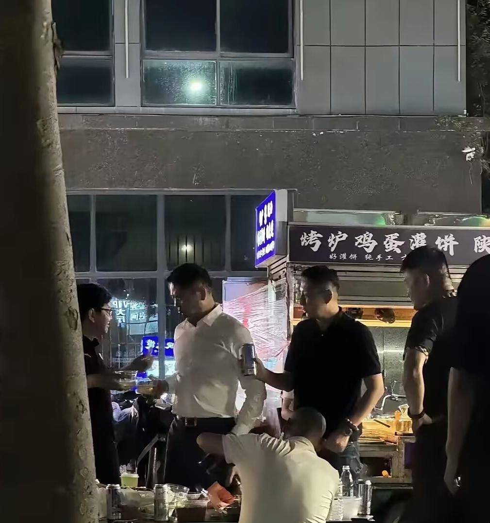 52岁刘强东宿迁街边吃大排档，喝的有点多，网友：真性情还是作秀  第12张