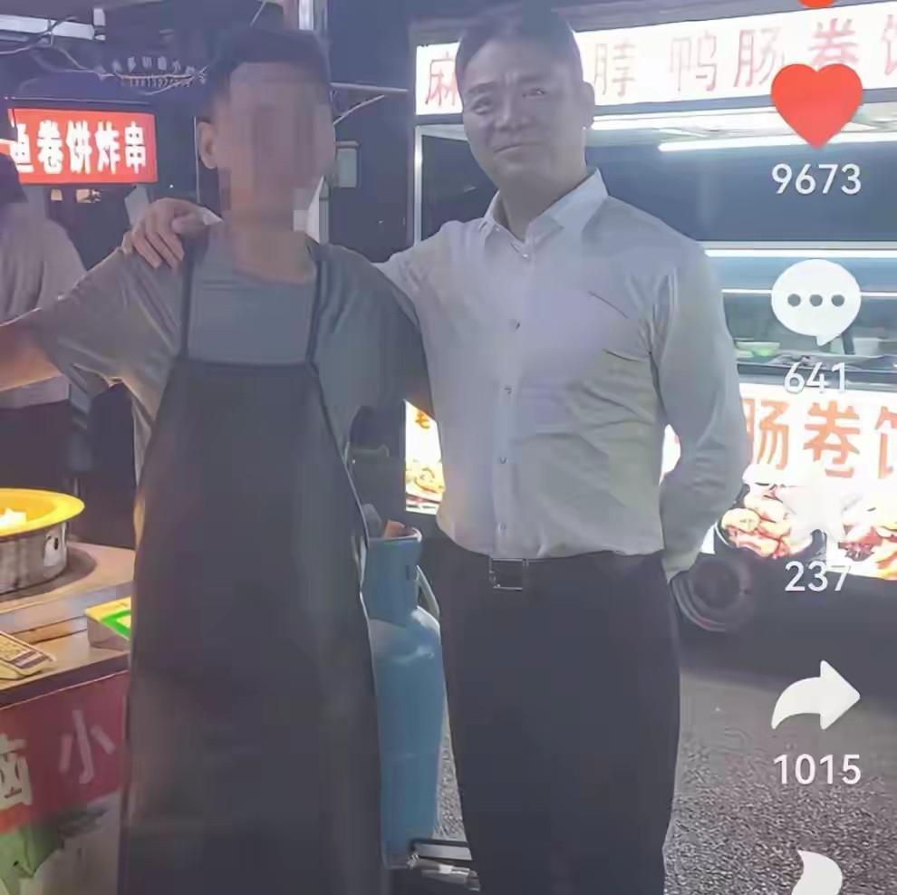 52岁刘强东宿迁街边吃大排档，喝的有点多，网友：真性情还是作秀  第13张