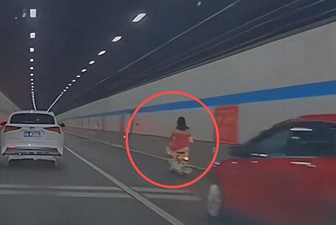 造成隧道拥挤的电动车女已“社死”：交警出手，名声和口碑都没了  第1张