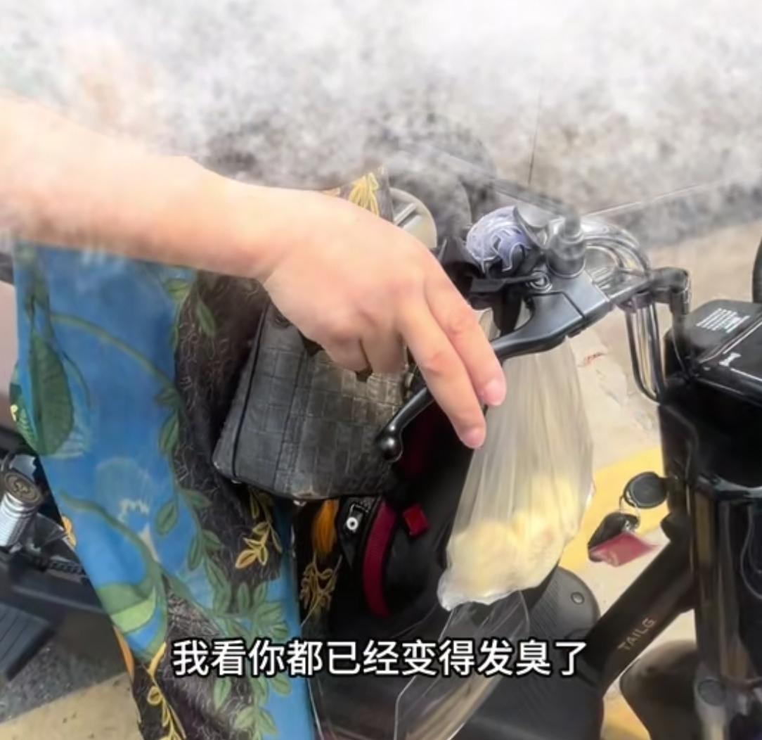 大妈骑车撞车后情绪失控，大骂车主一小时车主拒和解电动车被拖走  第3张