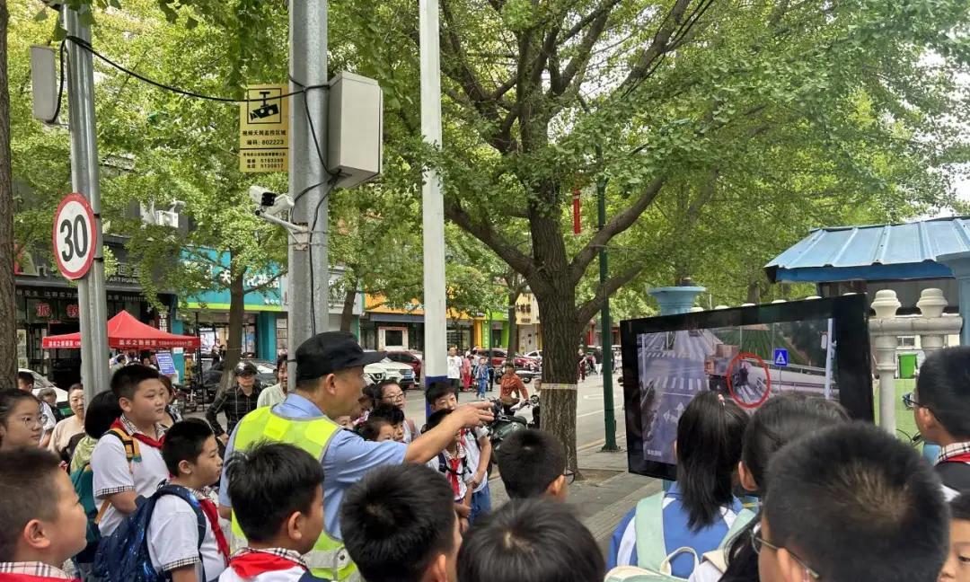 多地严查电动车接送学生：鼓励多生，但后座超载罚款！接娃怎么办  第1张