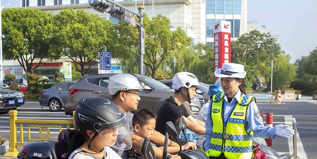 多地严查电动车接送学生：鼓励多生，但后座超载罚款！接娃怎么办  第8张