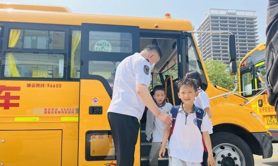 多地严查电动车接送学生：鼓励多生，但后座超载罚款！接娃怎么办  第10张