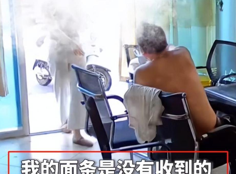 女子拿外卖踹门后续！和解遭拒，人被拘留，老板驱车离开当地  第2张