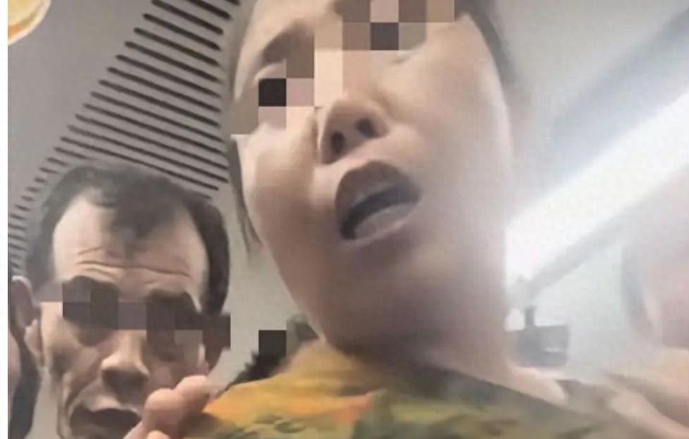 女生拒让座被大妈殴打后续:家属拒道歉，嚣张嘴脸曝光，警方介入  第1张