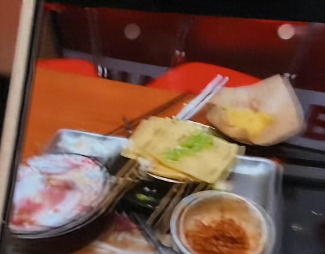 女子吃自助被扣押金后续！店里撒泼吐口水，商家却要自行承担损失  第1张
