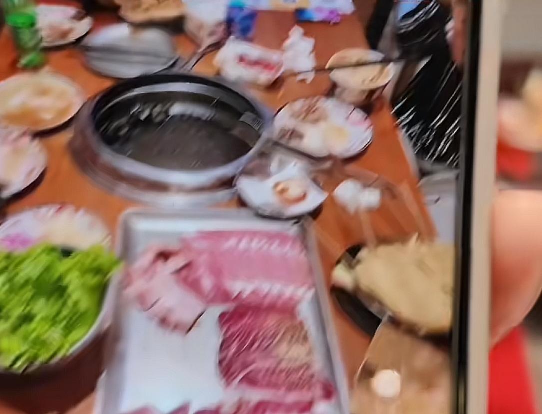 女子吃自助被扣押金后续！店里撒泼吐口水，商家却要自行承担损失  第2张