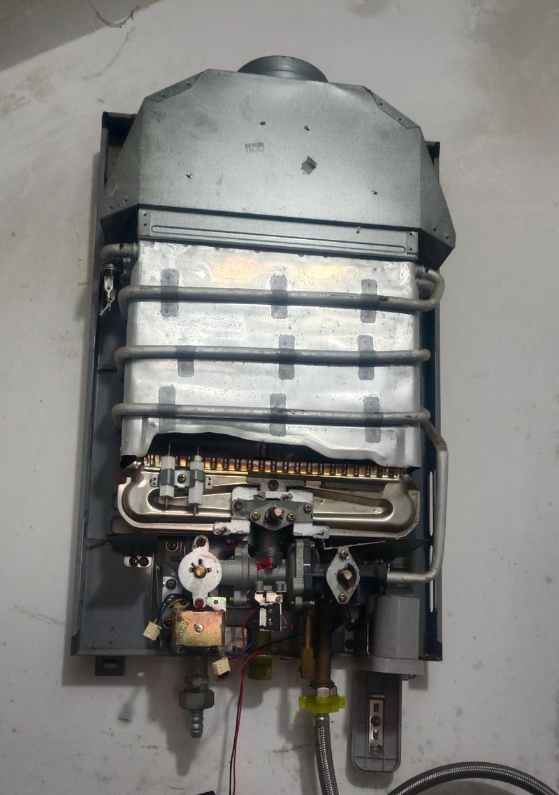 红日热水器点火问题的维修方法（解决红日热水器无法点火的实用指南）  第1张
